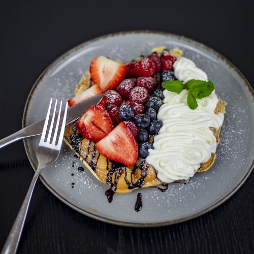 Vafle s ovocem a šlehačkou