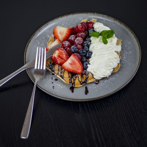 Vafle s ovocem a šlehačkou